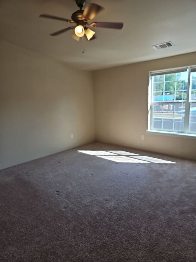 Building Photo - 3 Bedroom 2 Bath
