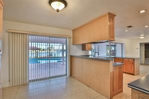 Building Photo - 6422 Lake Sunrise Dr