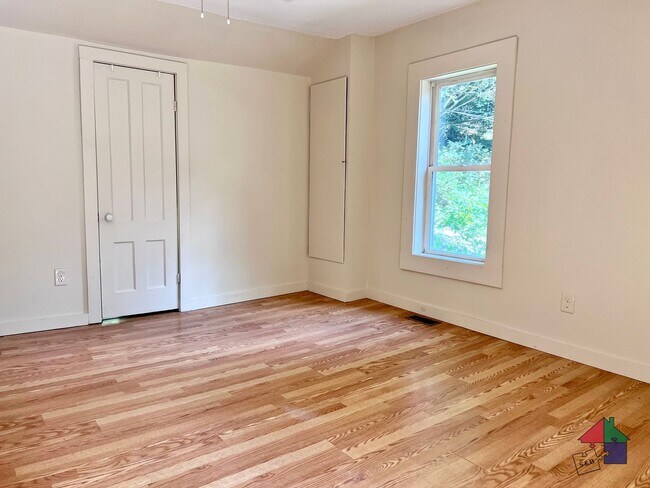 Building Photo - 32 Hall St