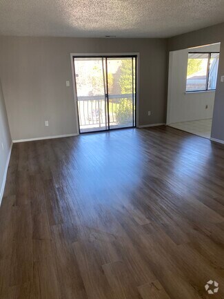 Large living room with access to balcony - 1607 Edison Glen Ter