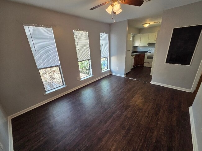 Building Photo - 406 Manuel Dr