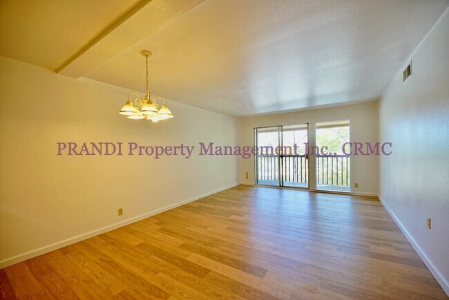 Foto del edificio - Top Floor Condo with New Flooring and Deck