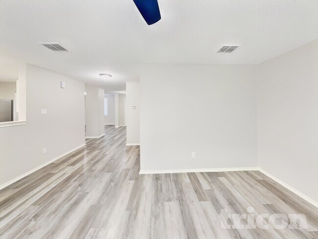 Foto del edificio - 2925 Paint Brush Pl