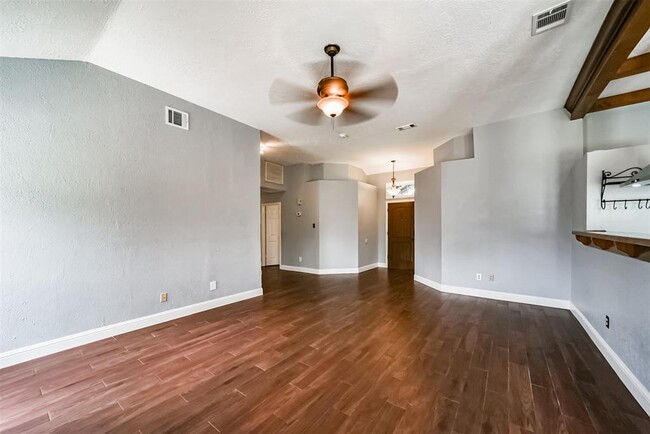 Foto del edificio - 8131 Split Oak Dr