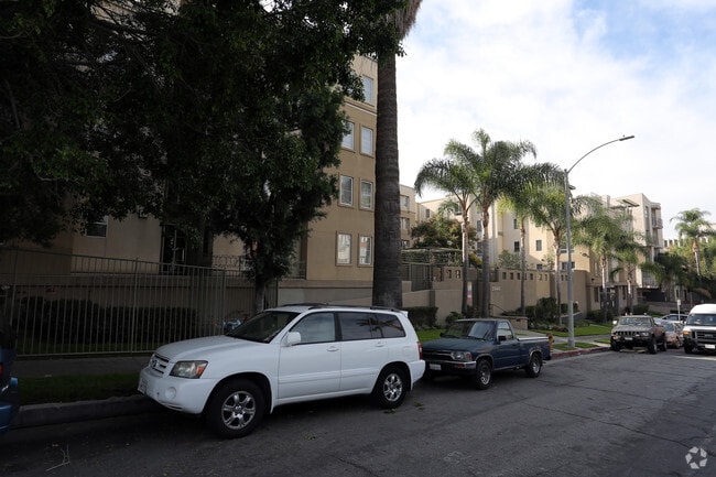 Foto del edificio - Wilshire Courtyard