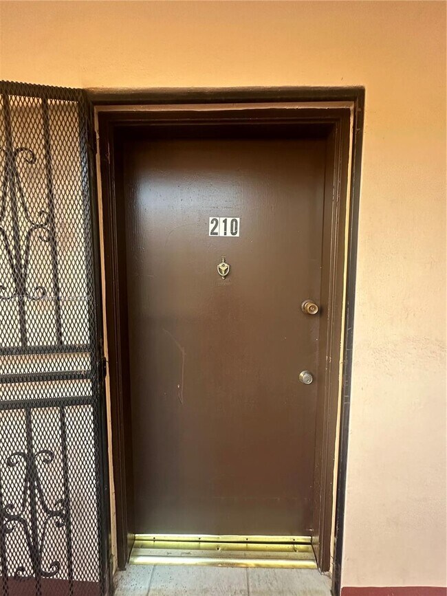 Foto del edificio - 1855 W 60th St