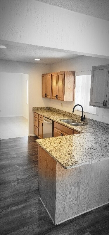 Building Photo - 2404 Pine Tree Dr
