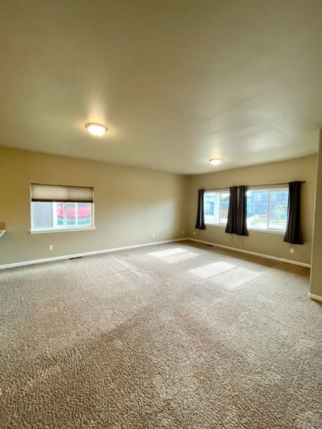 Building Photo - Beautiful 3 Bedroom Single Level home in SE Bend!