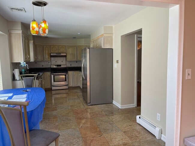 Building Photo - 25 Summers St