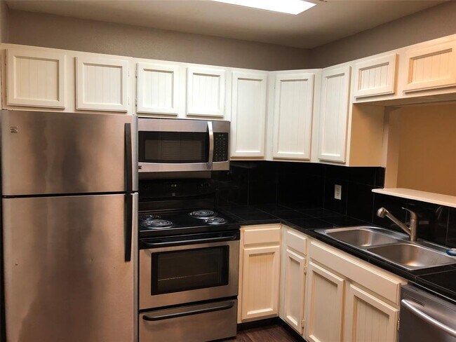Building Photo - 1624 Aquarena Springs Dr