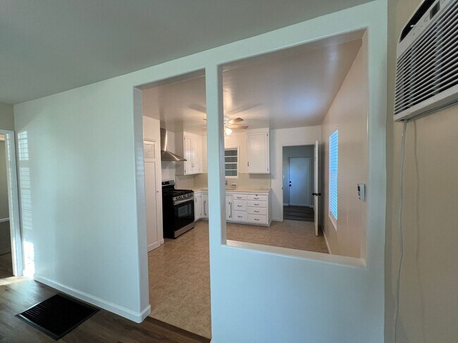 Foto del edificio - Updated 2-bedroom cottage in La Loma neighborhood!
