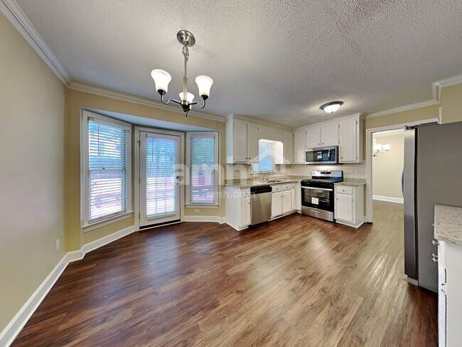 Foto del edificio - 4700 Forest Highland Dr