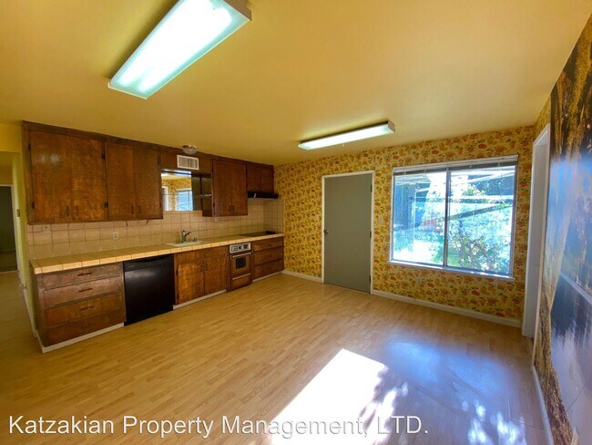 Foto del edificio - 3 br, 2 bath House - 2001 E. Eight Mile Rd.