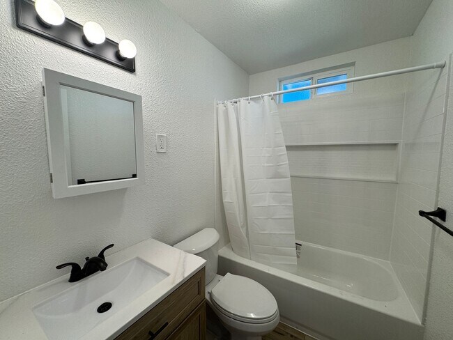 Building Photo - Interior Newly Remodeled - 1 bedroom 1 bath For Rent in Dos Palos