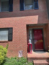 Building Photo - 1914 Meadowbrook Cir NW