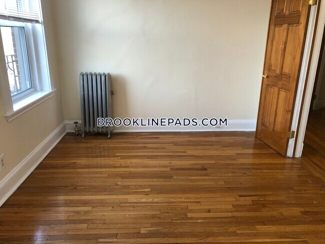 Building Photo - 352 Riverway