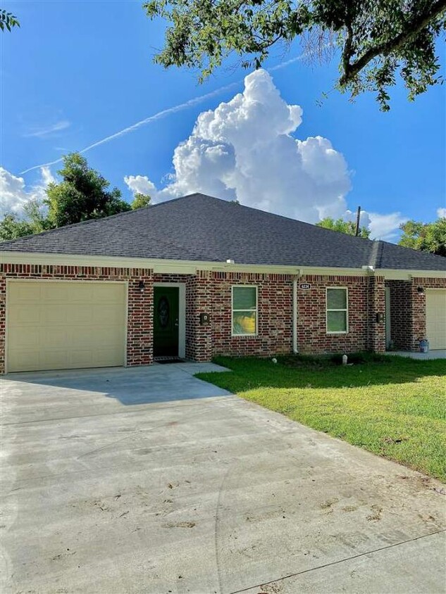 Primary Photo - 3 bedroom in Groves TX 77619