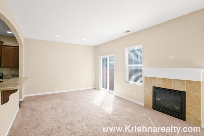 Building Photo - Charming 4 BD* 2.5 BA* Single Family Conte...