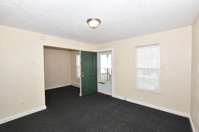 Building Photo - 3 Bedroom 1 Bathroom