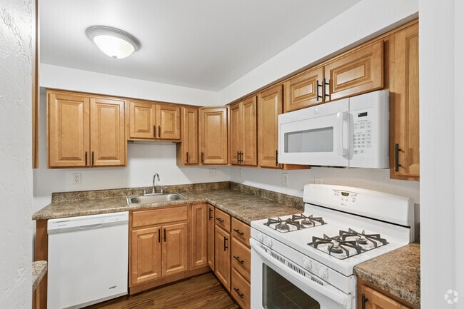 1BR, 1BA - 900SF - Kitchen - Monroeville Apartments at LaVale