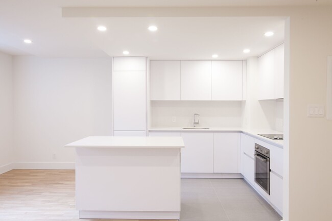 Building Photo - 4800 Maisonneuve Blvd W