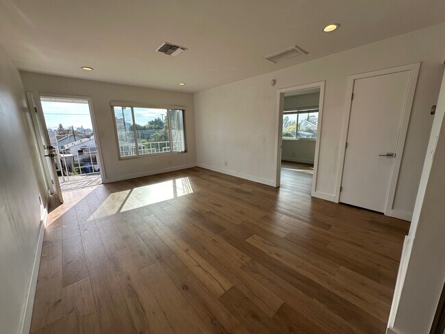 Building Photo - 510 N Virgil Ave
