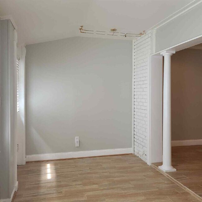 Building Photo - 811 Lovett Blvd