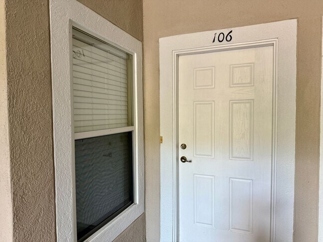 Building Photo - Bottom-Level 2 bedroom, 2 bath Bliss with ...