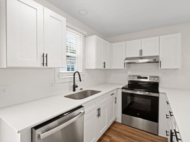 Building Photo - Beautifully Renovated 2BR/1.5BA Townhouse ...