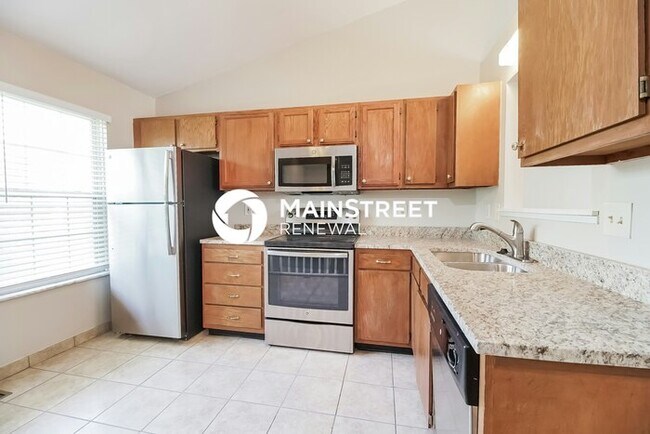 Building Photo - 3 Bedroom Pet-Friendly Home in Columbus, OH with Main Street Renewal