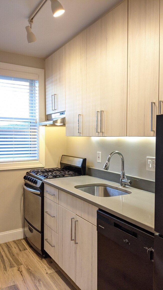 Photo - 4016 Calvert St NW (Washington, DC) Apartment