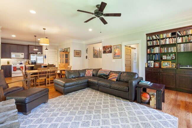 Foto del edificio - Beautiful 4/4 Plus Office, 4 Blocks From E...