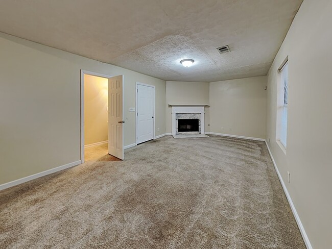 Building Photo - 6584 Rebecca Lou Ln