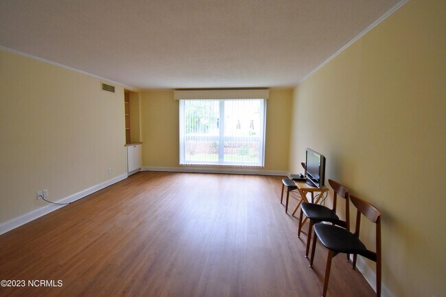 Building Photo - 228 Linden St