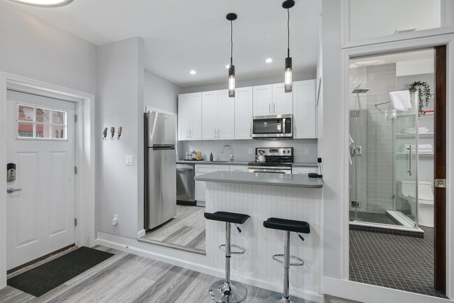 Building Photo - 518 S 13th St