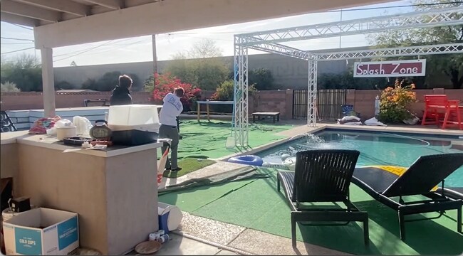 Foto del edificio - Huge Yard backing the 60.  5 Bed 3 Bath house at ASU