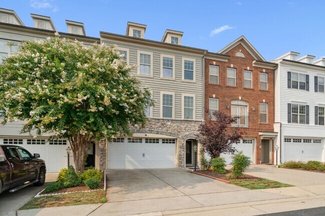 Building Photo - *Luxury, 4-level Broadlands town home zoned for the most desired schools in Ashburn (Mill Run/Eag...