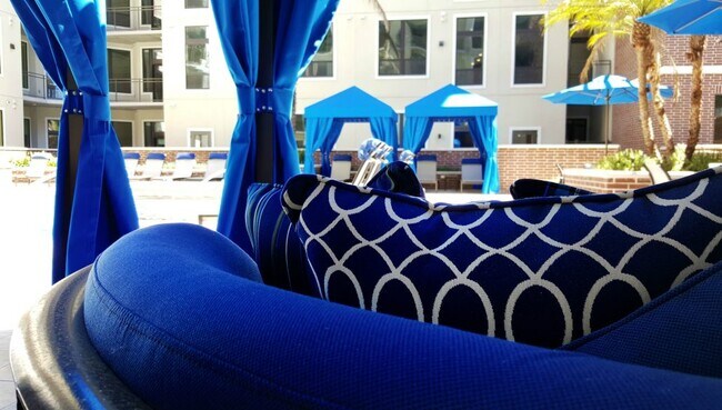 Foto del edificio - A New 2 BR, Very Comfy, Probably Made of P...