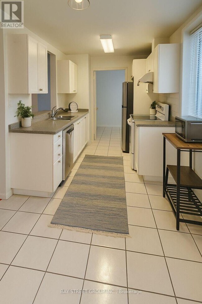 Photo du bâtiment - 108-108 Finch Ave W