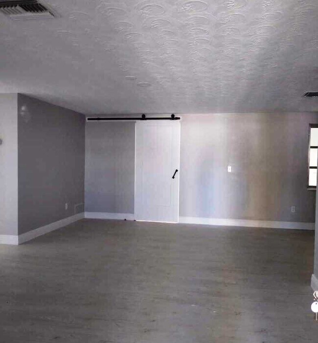 Foto del edificio - 4114 Baden Dr