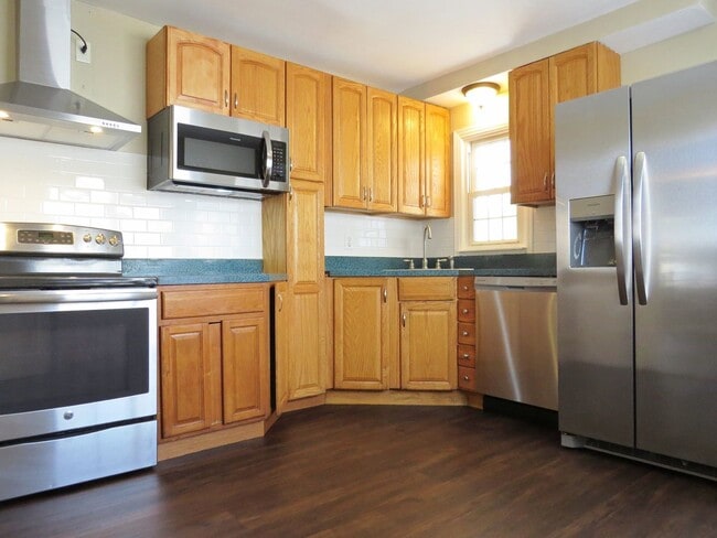 Building Photo - Spacious 4 Bedroom For Rent