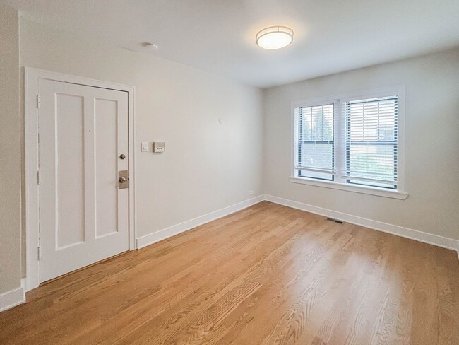 Building Photo - 1948 W Wilson Ave