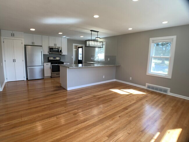 Building Photo - 6844 Aylesworth Ave