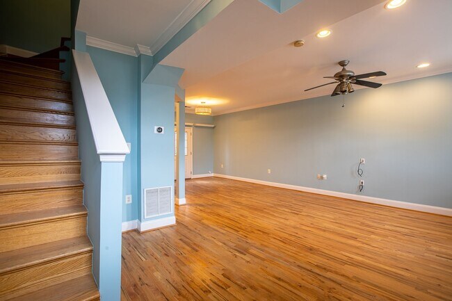 Foto del edificio - Stunning 2 BR/2 BA Apartment in Capitol Hill!