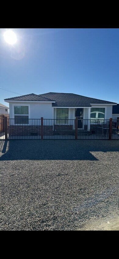 Primary Photo - Great 2 bedroom Country home