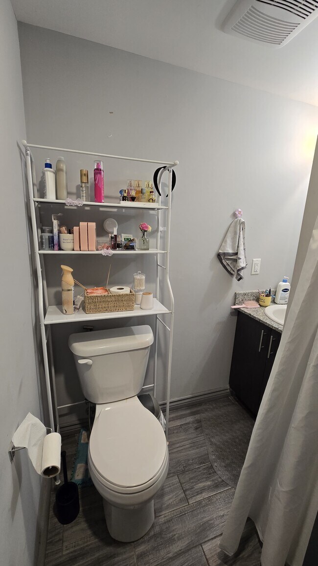 Building Photo - 275 Larch St