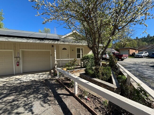 Building Photo - 2005 Smith Flat Rd