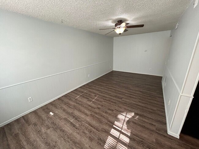 Extra long living room view from front door - 167 Oak Hill Cluster