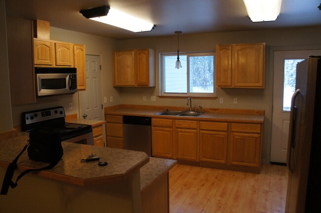 Building Photo - Beautiful ranch style home w/ 3 bd, 2 baths.