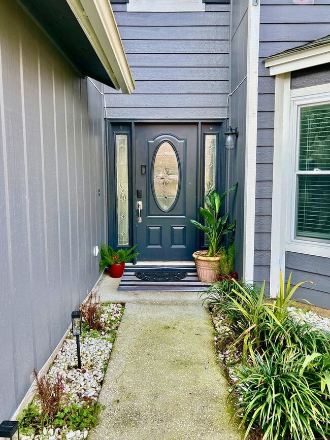 Building Photo - Charming 3-Bedroom Home with Modern Upgrad...